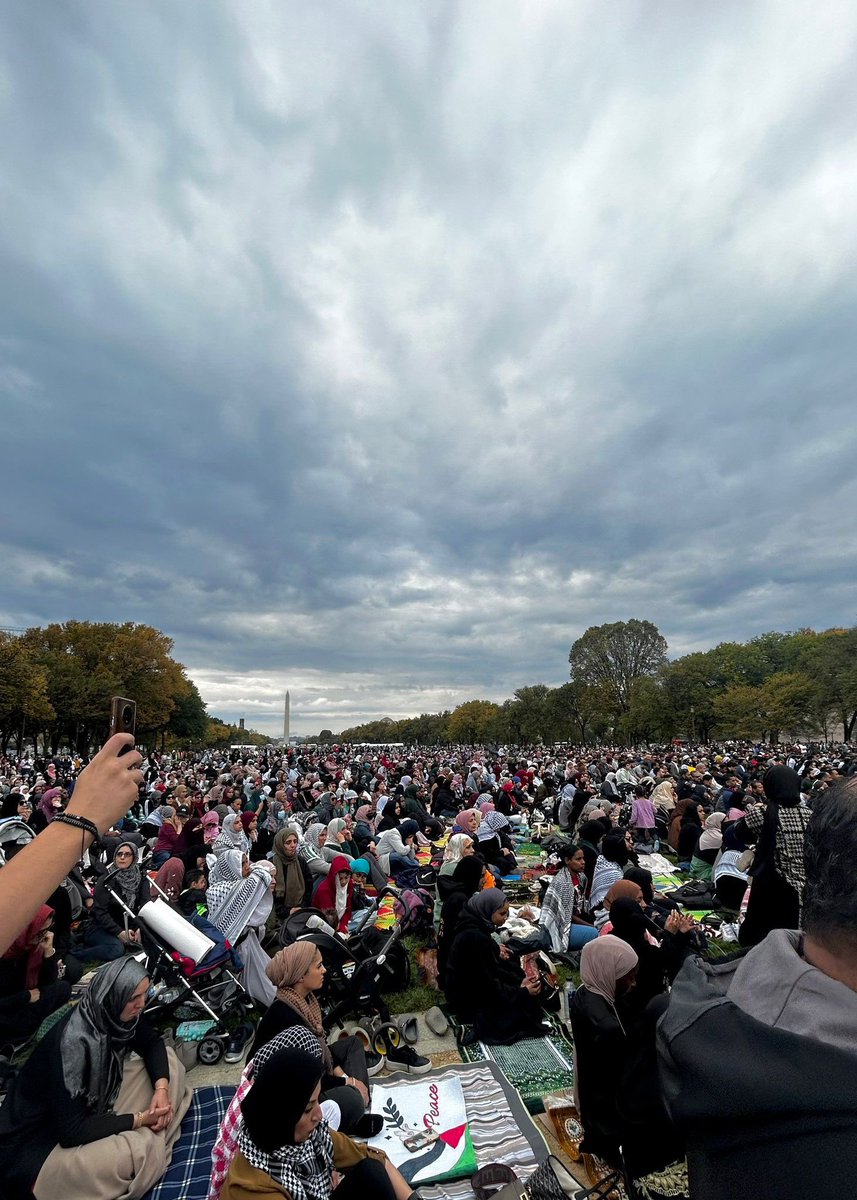 What an amazing turnout today for Jumah on Capitol Hill. The hearts are beating for a free Palestine.

youtube.com/live/Qn19xvjh1…