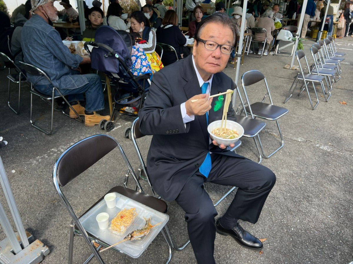 junzo_yamamoto's tweet photo. 秋の味覚満載。久万高原町の林業まつりにて、あれもこれも買って帰りたいけど夕刻上京予定。りんごと椎茸貰い、きじうどんとよもぎのおやき、鮎の塩焼き食べるのに精一杯でした。森林、林業そして田舎を大切にしなければ！かなり肌寒い愛媛の高原より。 https://t.co/W7UdFwYJ5J