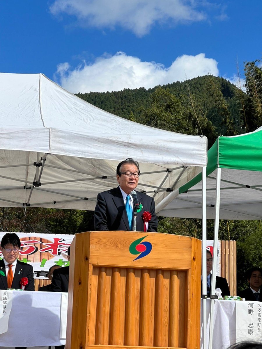 junzo_yamamoto's tweet photo. 秋の味覚満載。久万高原町の林業まつりにて、あれもこれも買って帰りたいけど夕刻上京予定。りんごと椎茸貰い、きじうどんとよもぎのおやき、鮎の塩焼き食べるのに精一杯でした。森林、林業そして田舎を大切にしなければ！かなり肌寒い愛媛の高原より。 https://t.co/W7UdFwYJ5J