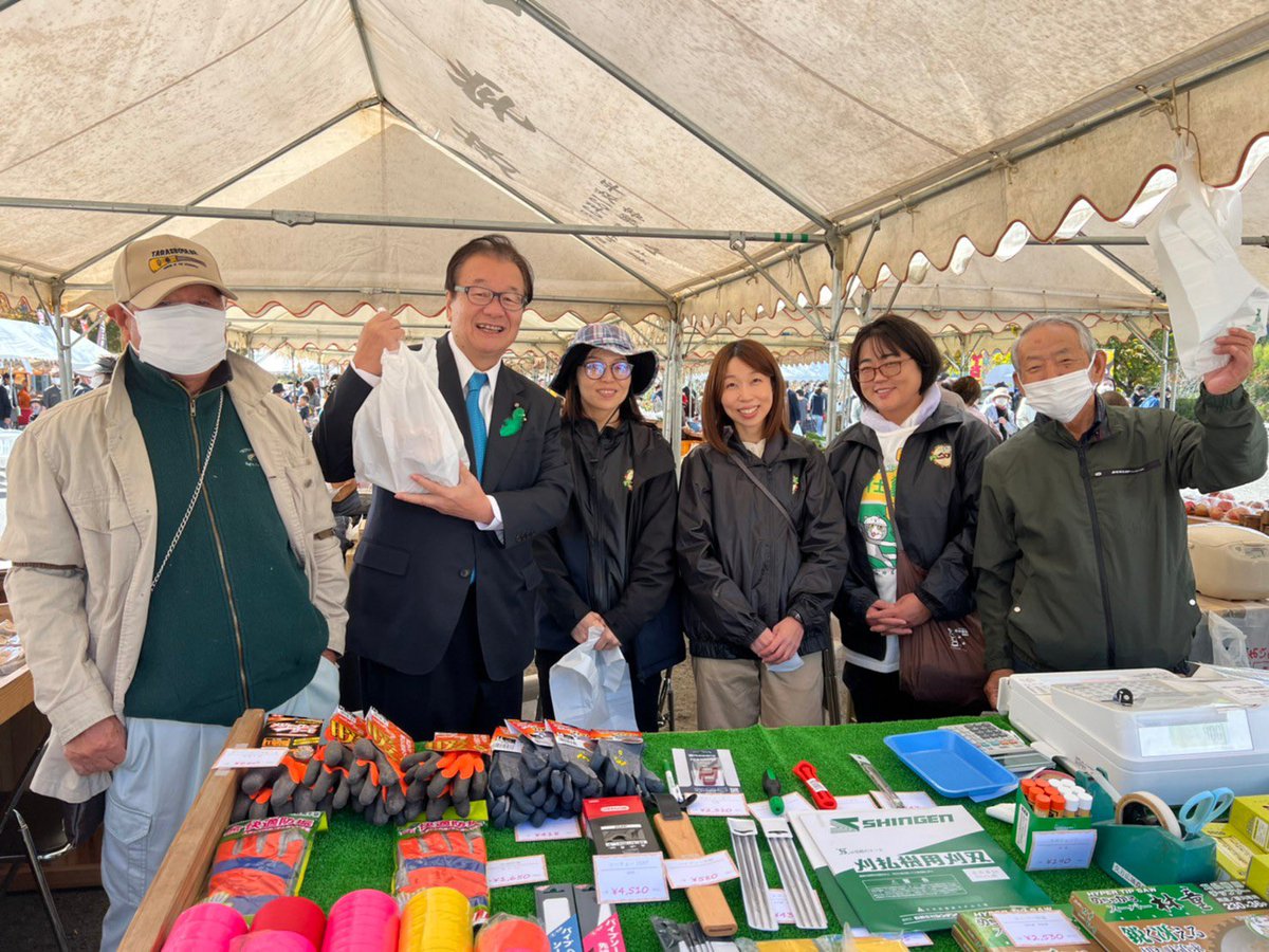 junzo_yamamoto's tweet photo. 秋の味覚満載。久万高原町の林業まつりにて、あれもこれも買って帰りたいけど夕刻上京予定。りんごと椎茸貰い、きじうどんとよもぎのおやき、鮎の塩焼き食べるのに精一杯でした。森林、林業そして田舎を大切にしなければ！かなり肌寒い愛媛の高原より。 https://t.co/W7UdFwYJ5J