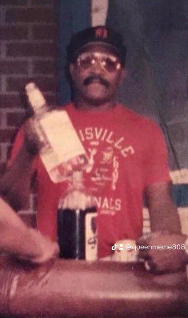 mscharlieee's tweet photo. my heart is broken…..
I miss my daddy! https://t.co/SkKADcPGv8