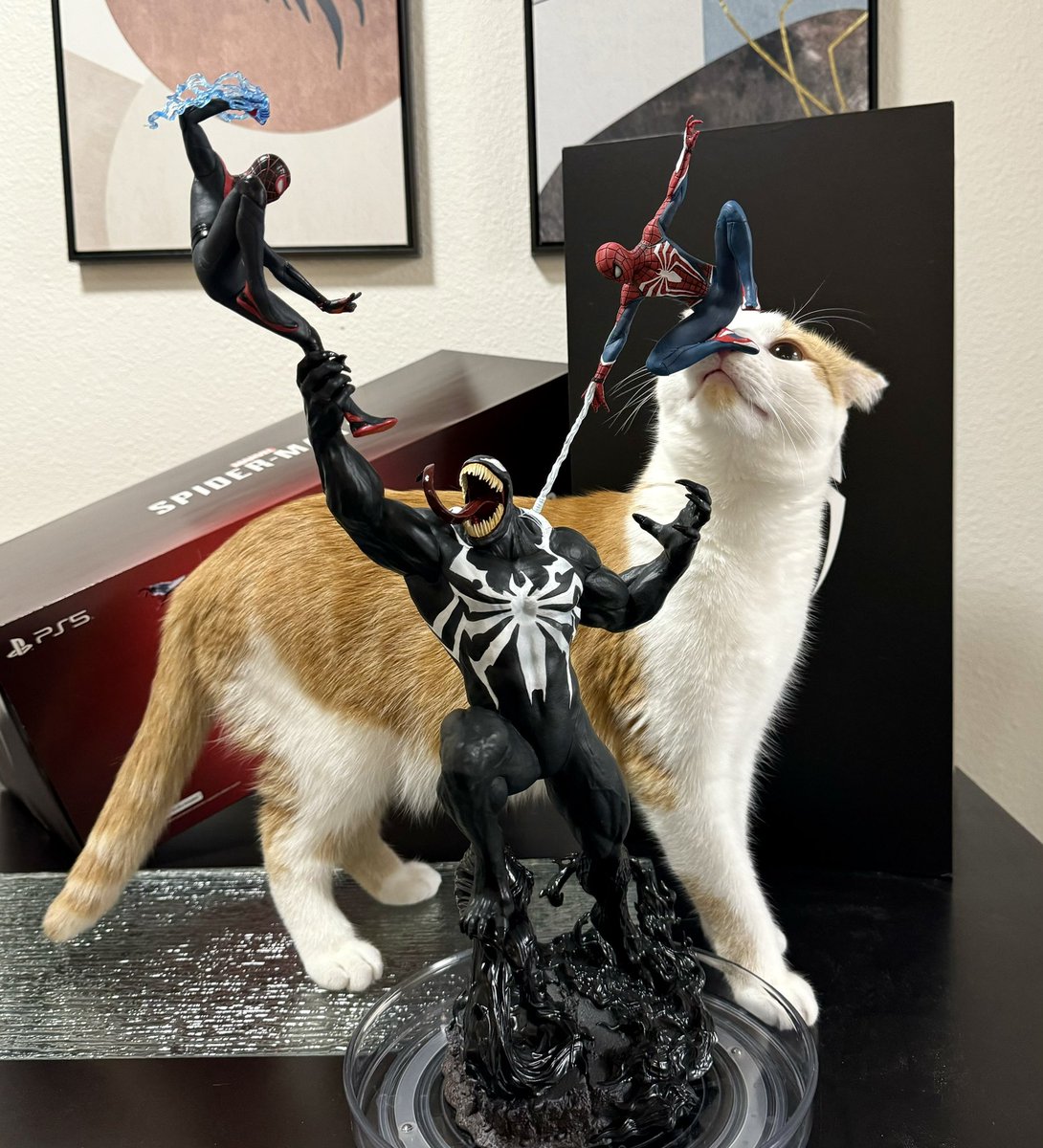 AnCastel_'s tweet image. Ready for the new @insomniacgames gem. Kaiju in the back for scale