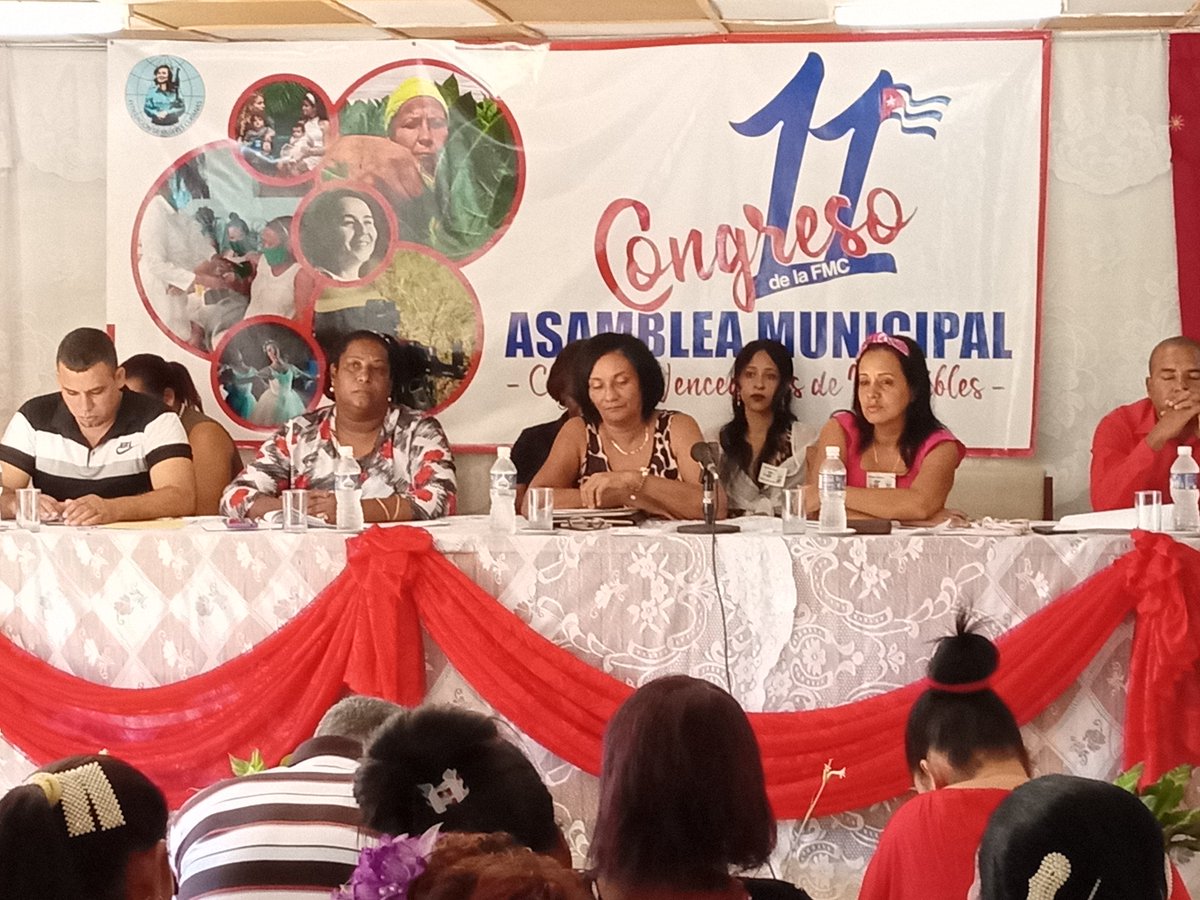 DaysiVeliz2's tweet photo. Debates intercambio, estimulación primo en la Asamblea 11no Congreso en Imias. #MujeresEnRevolución https://t.co/xJWdXxEFDM