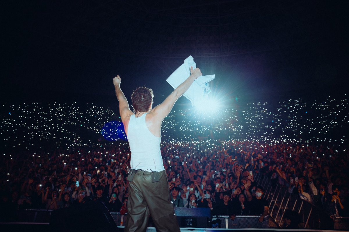 charlieputh's tweet photo. SEOUL, KOREA. NIGHT 1 of 3. https://t.co/3SmTkJNViv