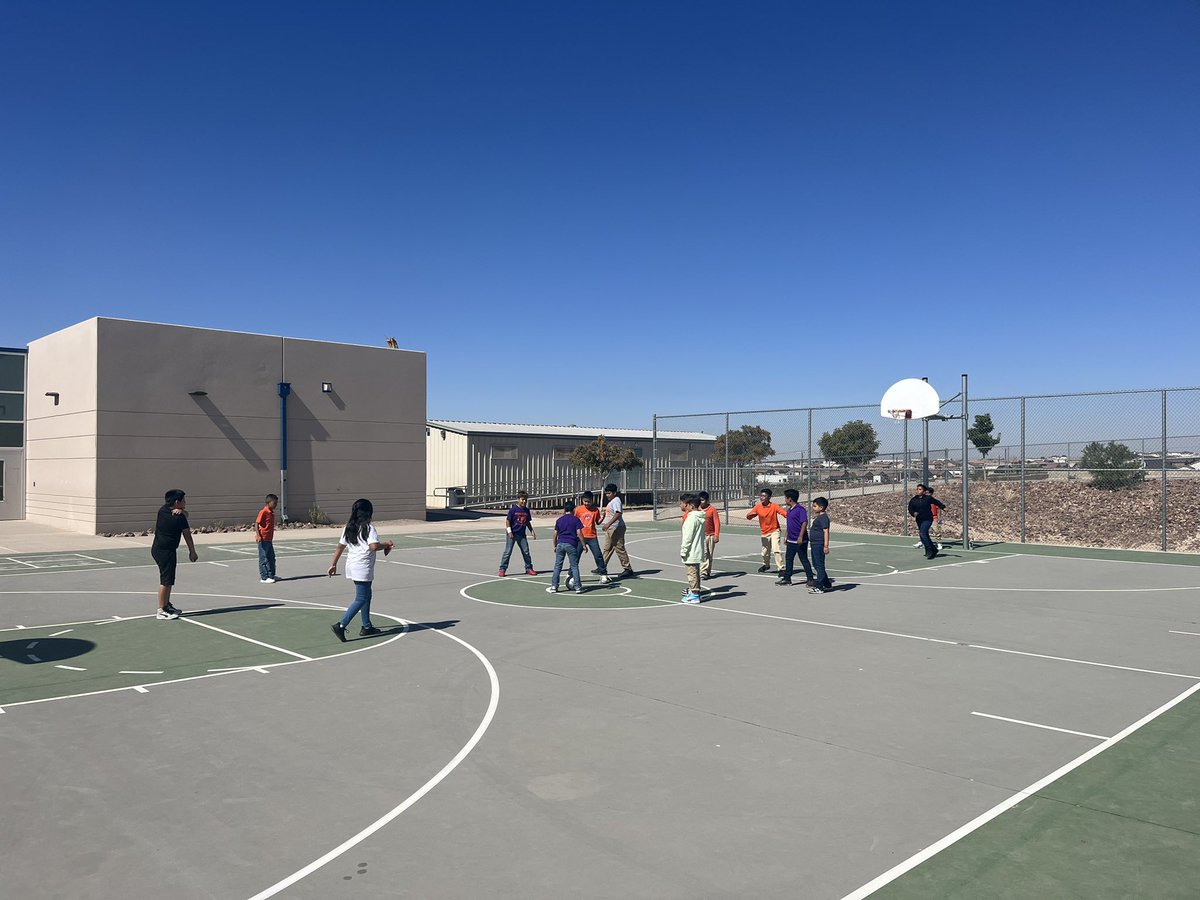 ESerna_PK8's tweet photo. An #Owlsome Fri-YAY watching our scholars enjoying their recess playing some bball & soccer!! Week 1 of MP2 Mission is complete!! ๐งก๐ฆ๐ #TeamSISD #learnlikeaCHAMP #playlikeaCHAMP https://t.co/NMnPLR1gy3