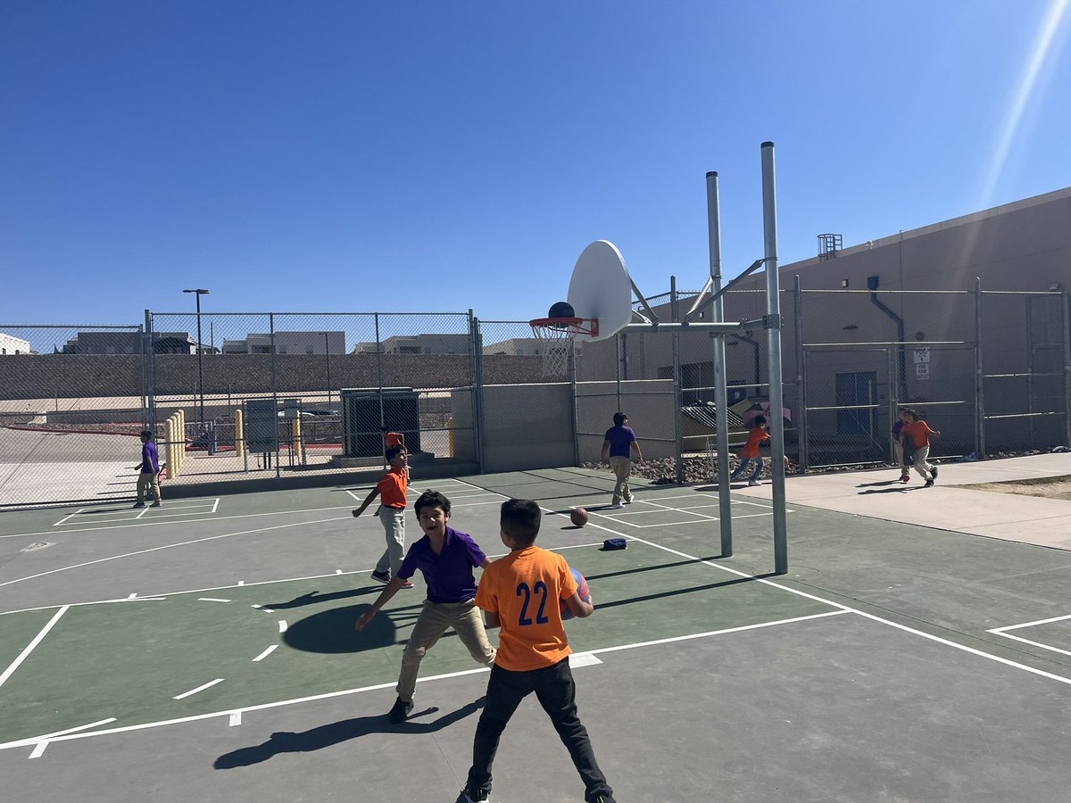 ESerna_PK8's tweet photo. An #Owlsome Fri-YAY watching our scholars enjoying their recess playing some bball & soccer!! Week 1 of MP2 Mission is complete!! ๐งก๐ฆ๐ #TeamSISD #learnlikeaCHAMP #playlikeaCHAMP https://t.co/NMnPLR1gy3