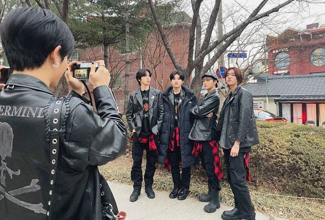 WeTeuMesPH's tweet photo. [INSTAGRAM] 231021
 📸yg_treasure_official UPDATE 

[TREASURE MAP] GUESTHOUSE BEHIND PHOTO

#TREASURE #트레저 #TREASUREMAP #EP_66 #EP_67 #GUESTHOUSE #게스트하우스 #YG

https://t.co/po4N6xELDc https://t.co/wGnoH3c8Ji