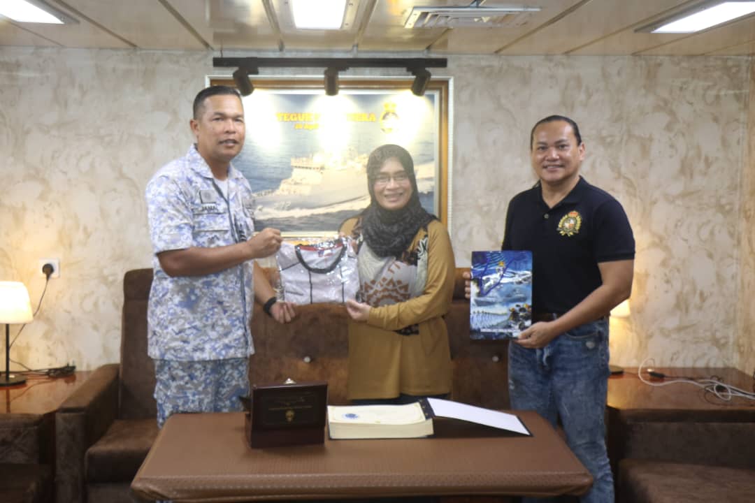 KDTEGUHSAMUDERA's tweet photo. Lawatan Ameng Spring ke KD TEGUH SAMUDERA sempena Karnival Hari Angkatan Tentera Malaysia (KHA) 2023 pada 14 Okt 23 yang lalu.
#TeguhBersatu
#RahmatilahTeguh
#AmengSpring
#UnitedWeStand https://t.co/4u0JM54Yv1