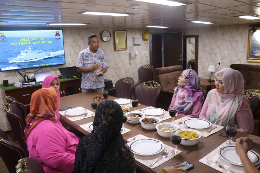 KDTEGUHSAMUDERA's tweet photo. Lawatan Ameng Spring ke KD TEGUH SAMUDERA sempena Karnival Hari Angkatan Tentera Malaysia (KHA) 2023 pada 14 Okt 23 yang lalu.
#TeguhBersatu
#RahmatilahTeguh
#AmengSpring
#UnitedWeStand https://t.co/4u0JM54Yv1