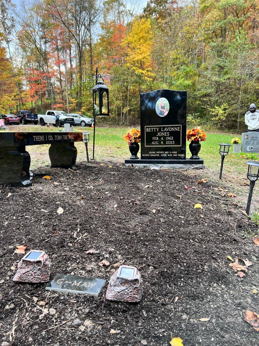 sturdy1589's tweet photo. Rest Easy My sweet Mama, we hope you love what we set up for you. Miss you always. https://t.co/3MoMJ3ZNHF