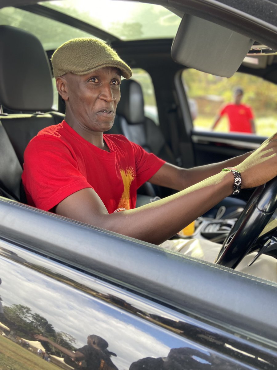 cathy_mutuku's tweet photo. Poverty can make you look older than your own age,I love how @dcijuja hujituma just to pay his school fees, from kulima to everything, just understand some of you bashing him depend on your parents for university upkeep we come from different back grounds, his star will shine. https://t.co/1o8tBVf7Ko
