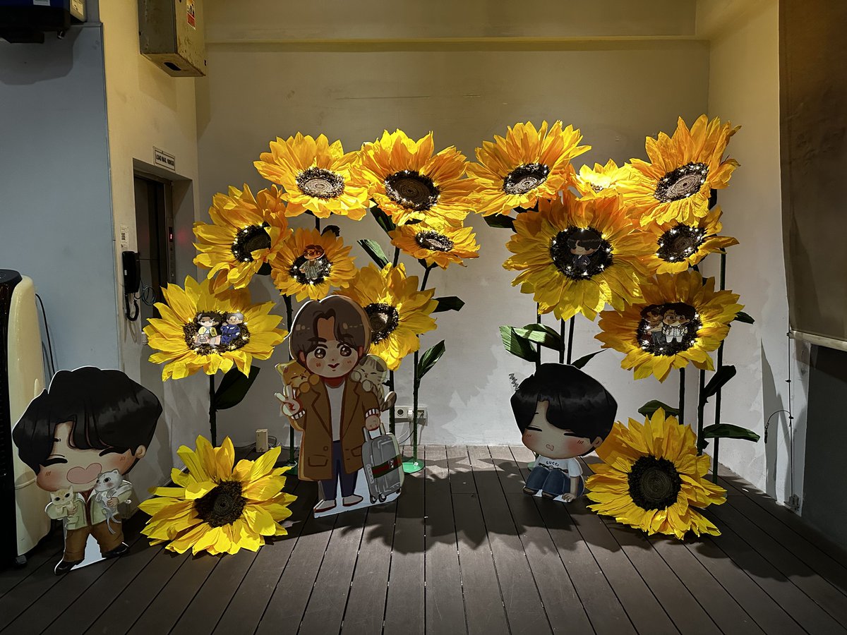 halogupi's tweet photo. Thank you for @gulfkanawut for bringing everyone together because of their genuine love for you, we are so honored to be hosting this space for people who love you

@gulfkanawut #GulfKanawut #กลัฟคณาวุฒิ 
#Gulf_1stFanMeetinginJKT 
#HaloGupi https://t.co/wnlgfs3lpF