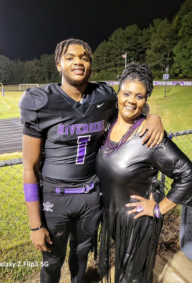 clovee34's tweet photo. Senior Night!! Last game played @theRiver
"I'm proud of your achievements, but even more proud of the youngman you're become"๐๐
#seniornight #studentathlete #boymomforlife #godsplan #trusttheprocess @_thatboijaden @JadenButler_1 https://t.co/m62cVZXMB5