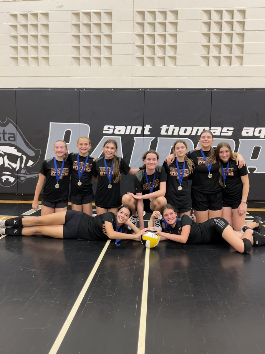 Finishing off the Catholic Cup with a photo op! Great work <a href="/StNicholasHCDSB/">St. Nicholas CES Oakville</a>  Admirals!! 🏐🏐 @MrTaraschi