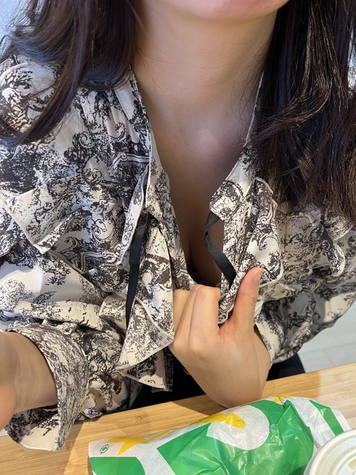 周りに人もいるし少しだけ.... https://t.co/WO5A8rZDUw