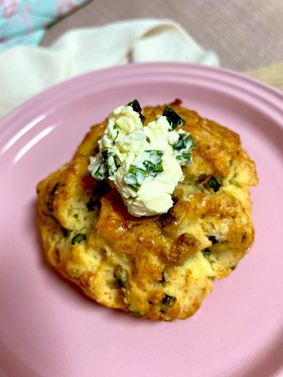 kanata_daily's tweet photo. カフェレイヤードで自分用に買ったのは葱クリームチーズのスコーン。オニオン味とかネギ味とか大好き。甘いのが苦手な方にもおすすめ。
#カナタ韓国旅 #cafelayered #延南洞 https://t.co/fxx77ELBx8