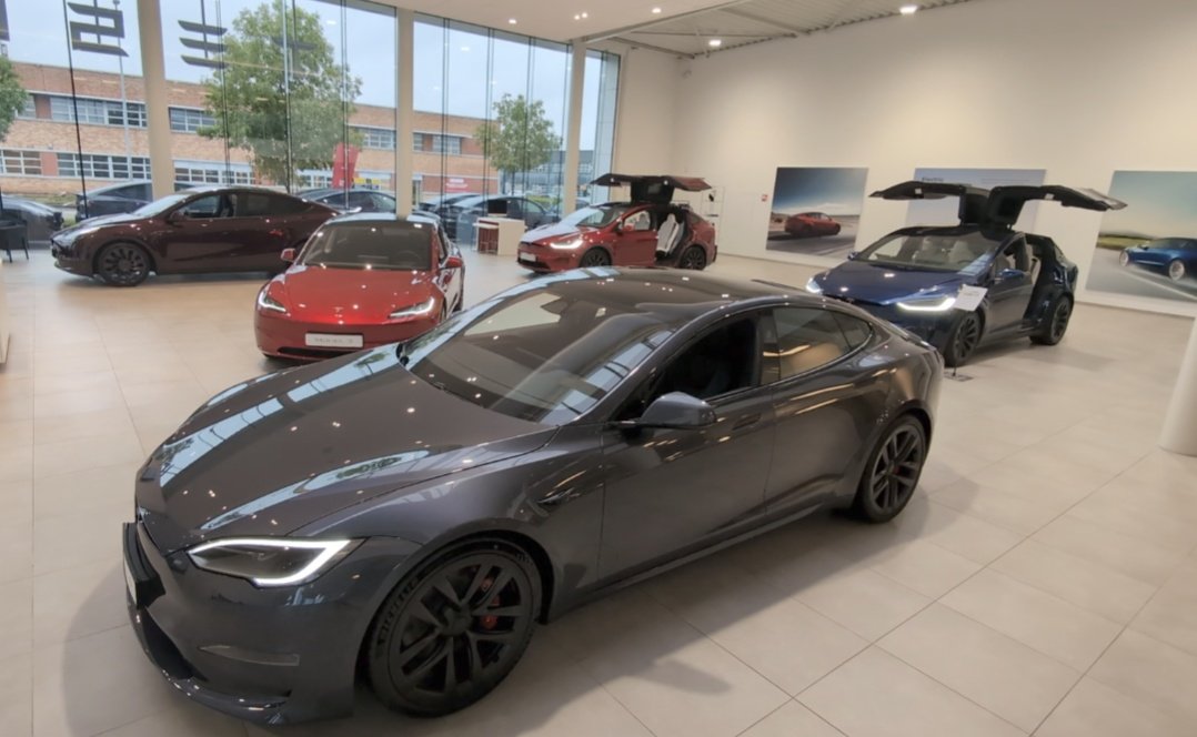 LucWaterlot's tweet image. Good morning from the #TeslaFamily 🤩 Have a great weekend 
Greetings from #ModelSPlaid  #UpgradedModel3UltraRed #ModelXPlaid and #BerlinModelYCherryRed