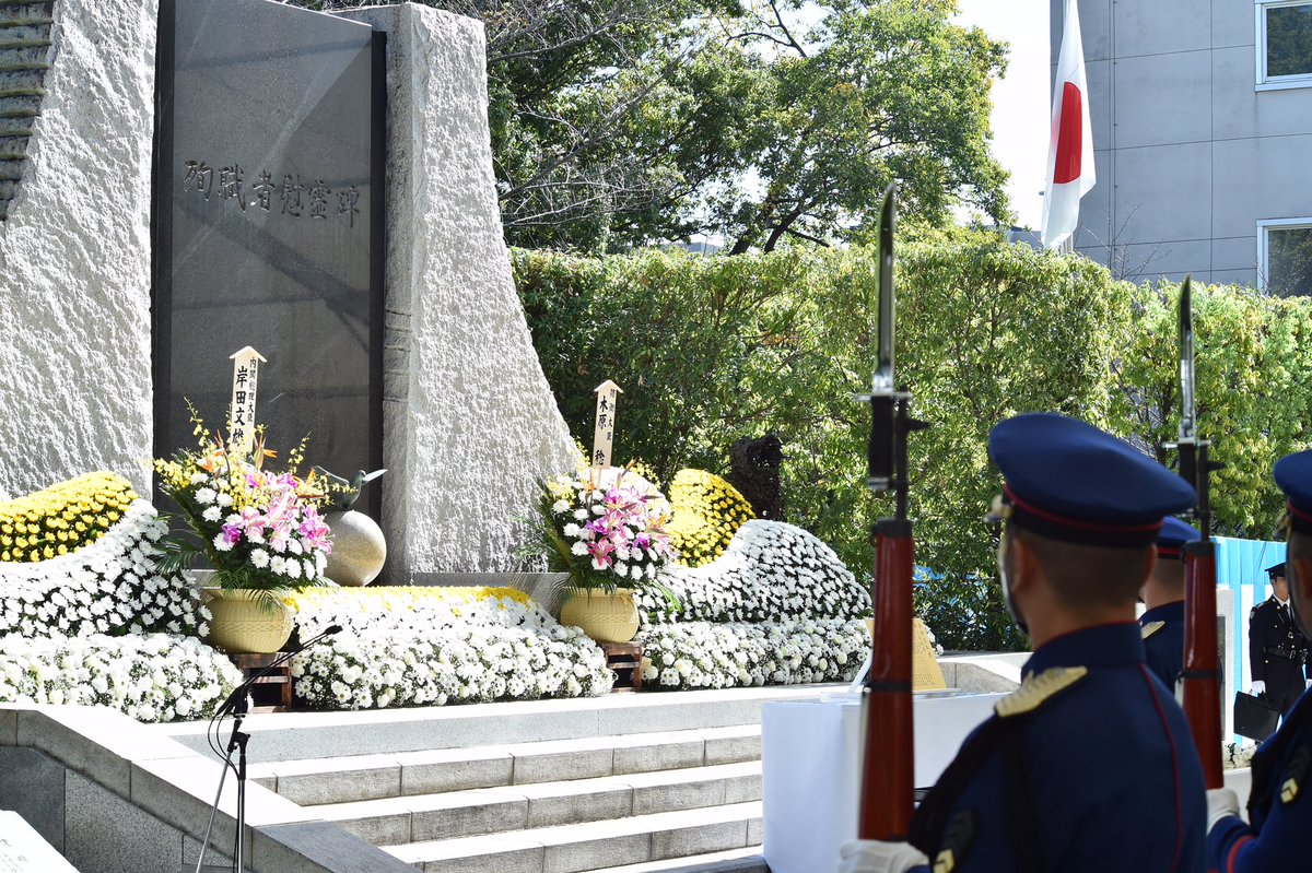 10月21日、木原防衛大臣は令和５年度自衛隊殉職隊員追悼式に参列し、追悼の辞を述べるとともに献花を行いました。
防衛省・自衛隊は、内閣総理大臣の参列のもと、殉職隊員の功績を永久に顕彰し、敬意と哀悼の意を捧げるため追悼を行っています。
mod.go.jp/j/press/news/2…

＃防衛省・自衛隊