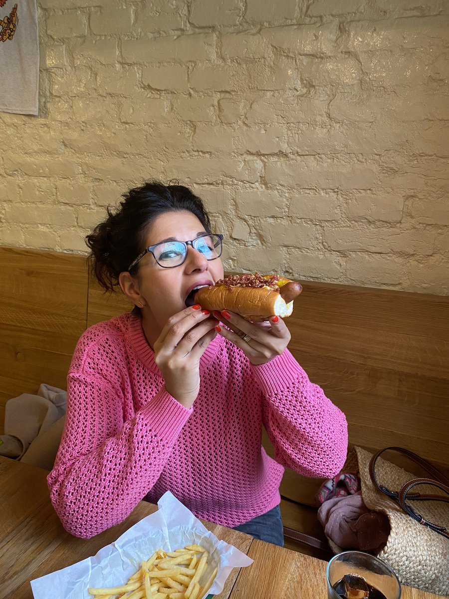 Poojipants's tweet photo. Phenomenal dawg #mrhotdog in Prague. Loves me a good sorsaaaarge the maple bacon bits on mine were 👌👌👌 #pragueeats https://t.co/GIMSTcGA3r