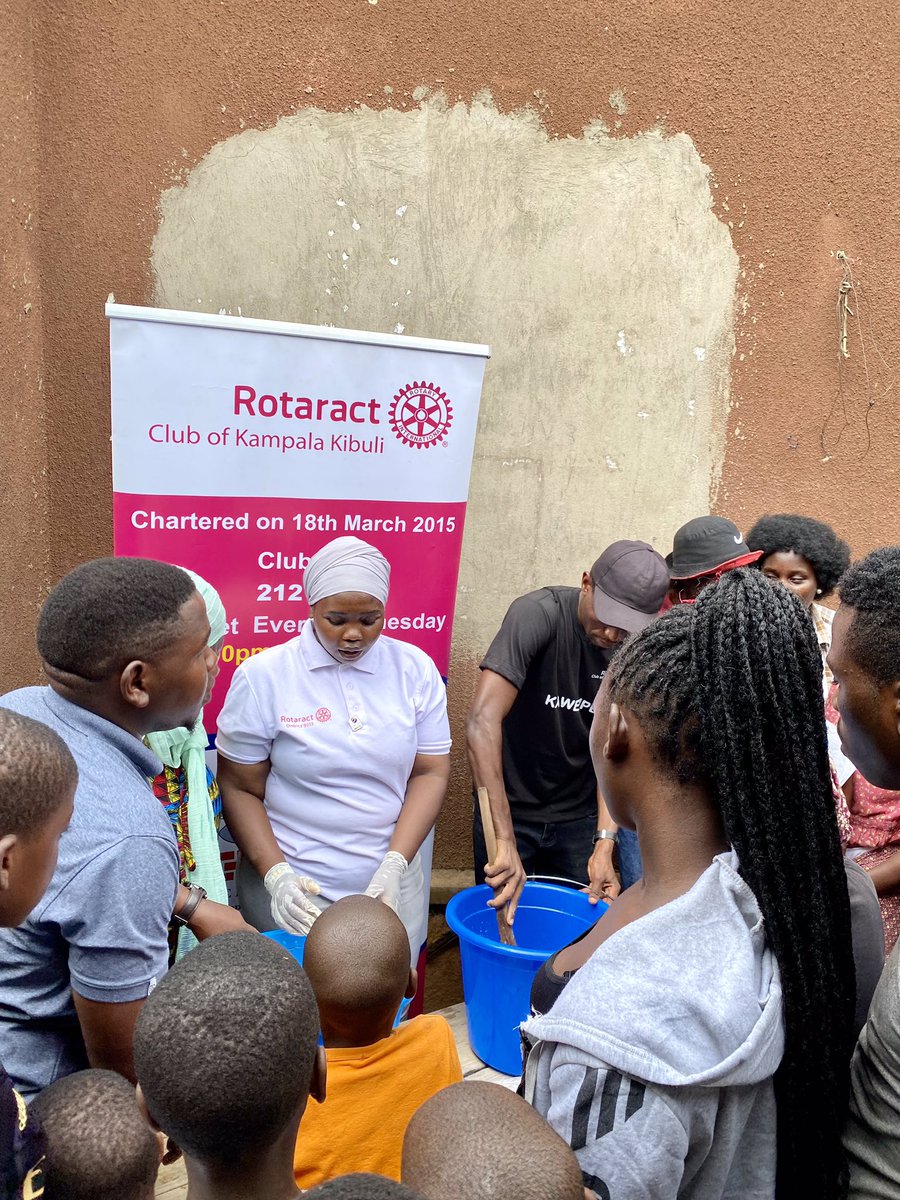RotaractKibuli's tweet photo. Do you know how to make soap?

#KibuliGovernment President @ZenabMarjan teaching people at Kamwokya Market how to make soap. @RotaractD9213 @RotaryMedia256 @Rotaract_TV 

#rctklakibuli #KibuliGovernment #prteamrctklakibuli #KamProject https://t.co/agEbJQGB41