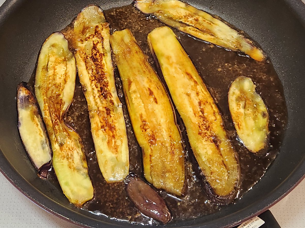 tetsublogorg's tweet photo. 【お願い】
秋なすを食べてーー!!
秋なすを食べてーー!!
秋なすを食べてーー!!

なすの生姜焼き丼がマジでうまい!!

1.なすを縦に薄切り
2.水に漬けてアク抜き
3.ごま油で炒める
4.弱火にして調味料を投入
5.水溶き片栗粉を投入
6.ごはんにかけてごまと大葉を振り生卵を乗せる

(調味料はリプ欄へ) https://t.co/4u5mZJTThe