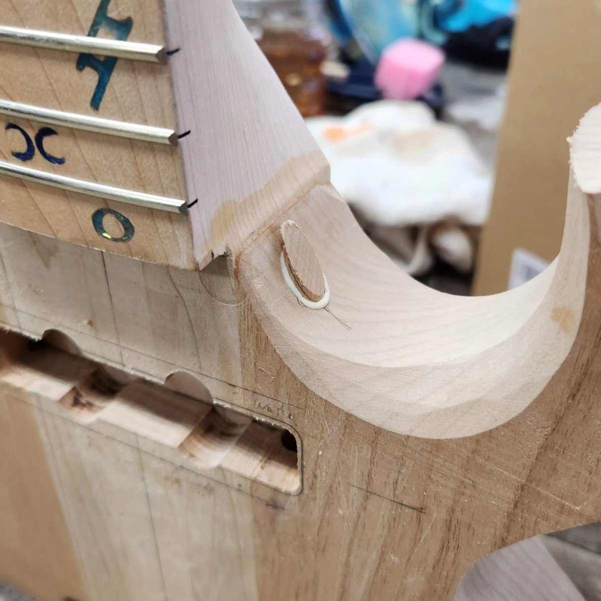 HoppRock_Japan's tweet photo. Friday's progress, problem and genius solution by my sensei 🥰. 金曜日の進歩、失敗と水島先生の頭良い解決。どうもありがとう。その勉強は一番面白い。
#エポキシ樹脂 #弦楽器製作者 #ギター #ギター製作 #luthier #龍月 #bass #ryugetsu #woodworking #guitar #design #music #school #gitarre https://t.co/rUqQaiPi89
