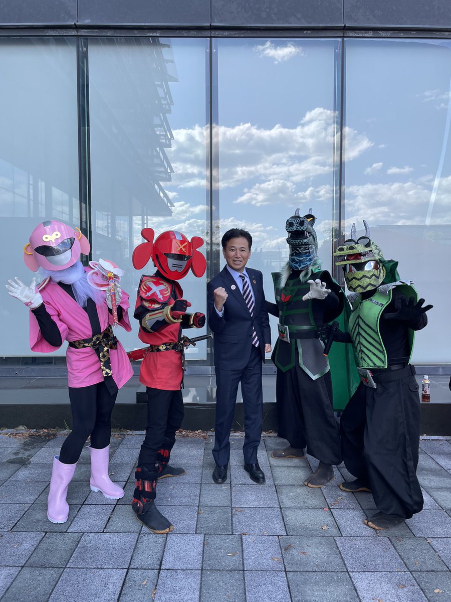 kamiarija's tweet photo. カミアリージャーは、かみがたりネットワーク総会へ行ってきましたよ〜。立派なブロンズ像もお披露目されました(^o^)
そして出雲市長とも一枚パシャリ✨
これでカミアリージャー公認の出雲市長です！www https://t.co/865agXh03e