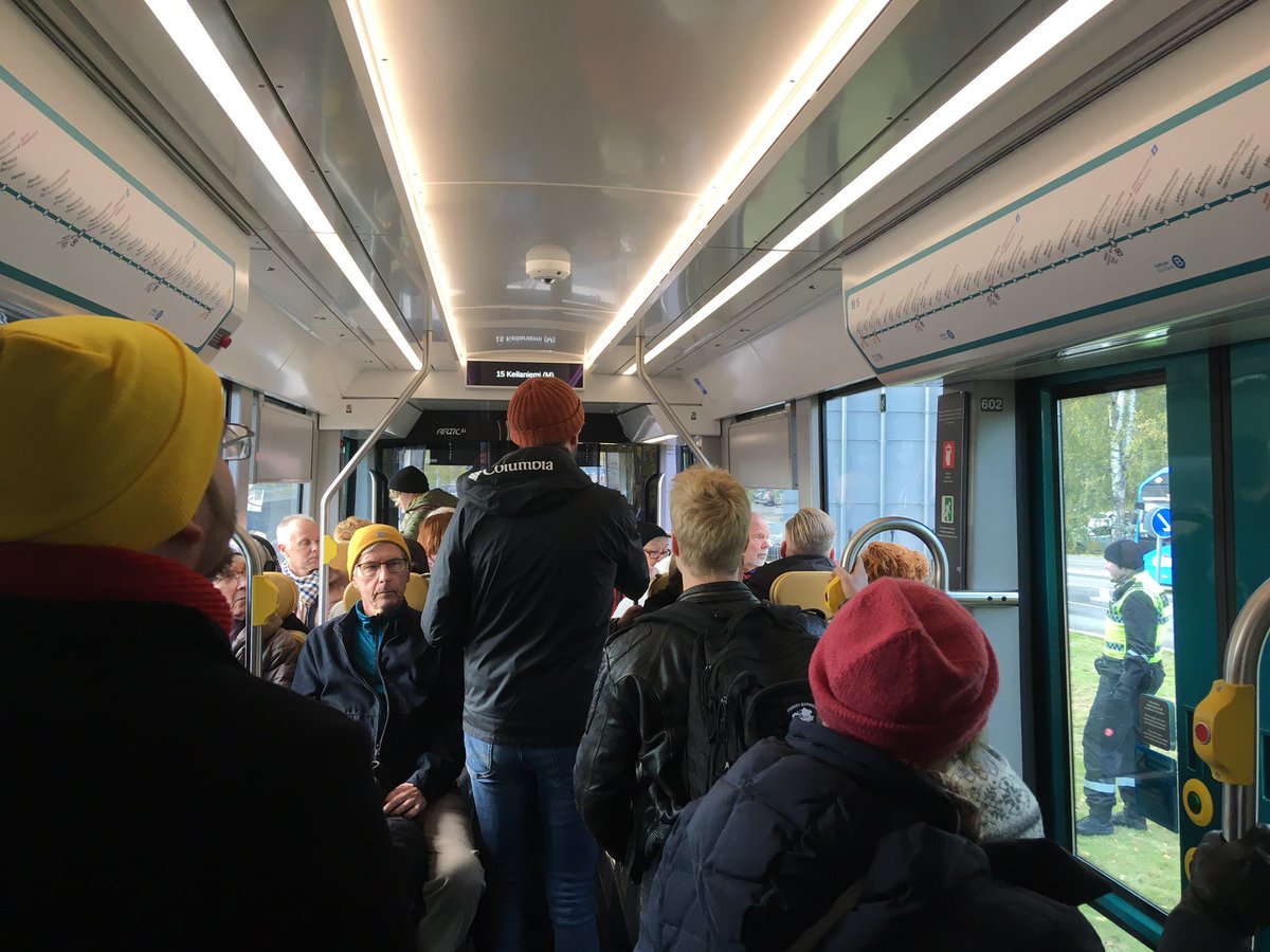 Kun viikot suunnittelee 30-luvulla valmistuvan Viikin-Malmin ratikan vartta, kiva viikonloppuna fiilistellä valmista. Muutama muukin testaamassa uutta pikaratikkaa.