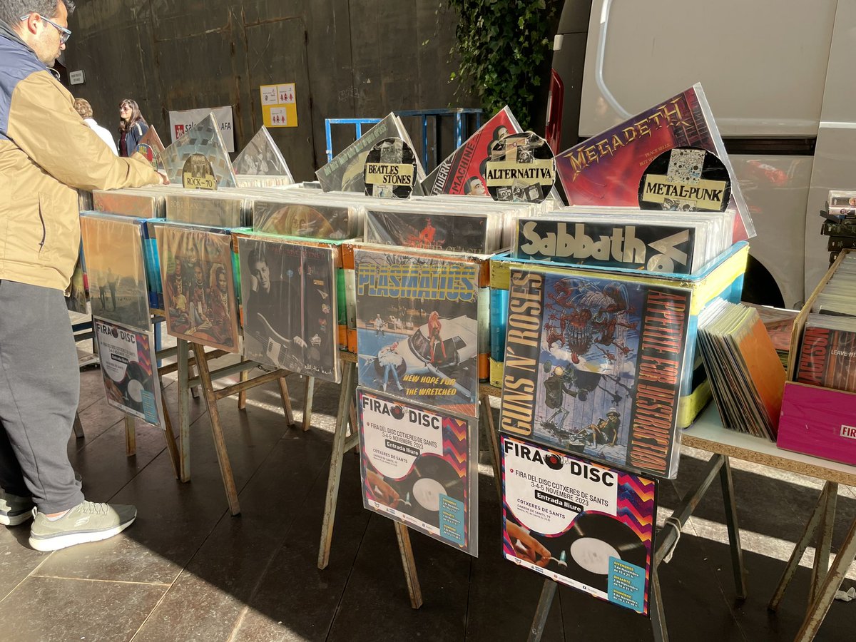 Aj_Ripoll's tweet photo. 📀 Avui durant tot el dia podeu visitar el #FiraDisc a la plaça de la Lira de #Ripoll!
👉 Compra, venda i intercanvi de vinils, CD, DVD, pósters… molt per triar i remenar. https://t.co/PxbqhwqdNh