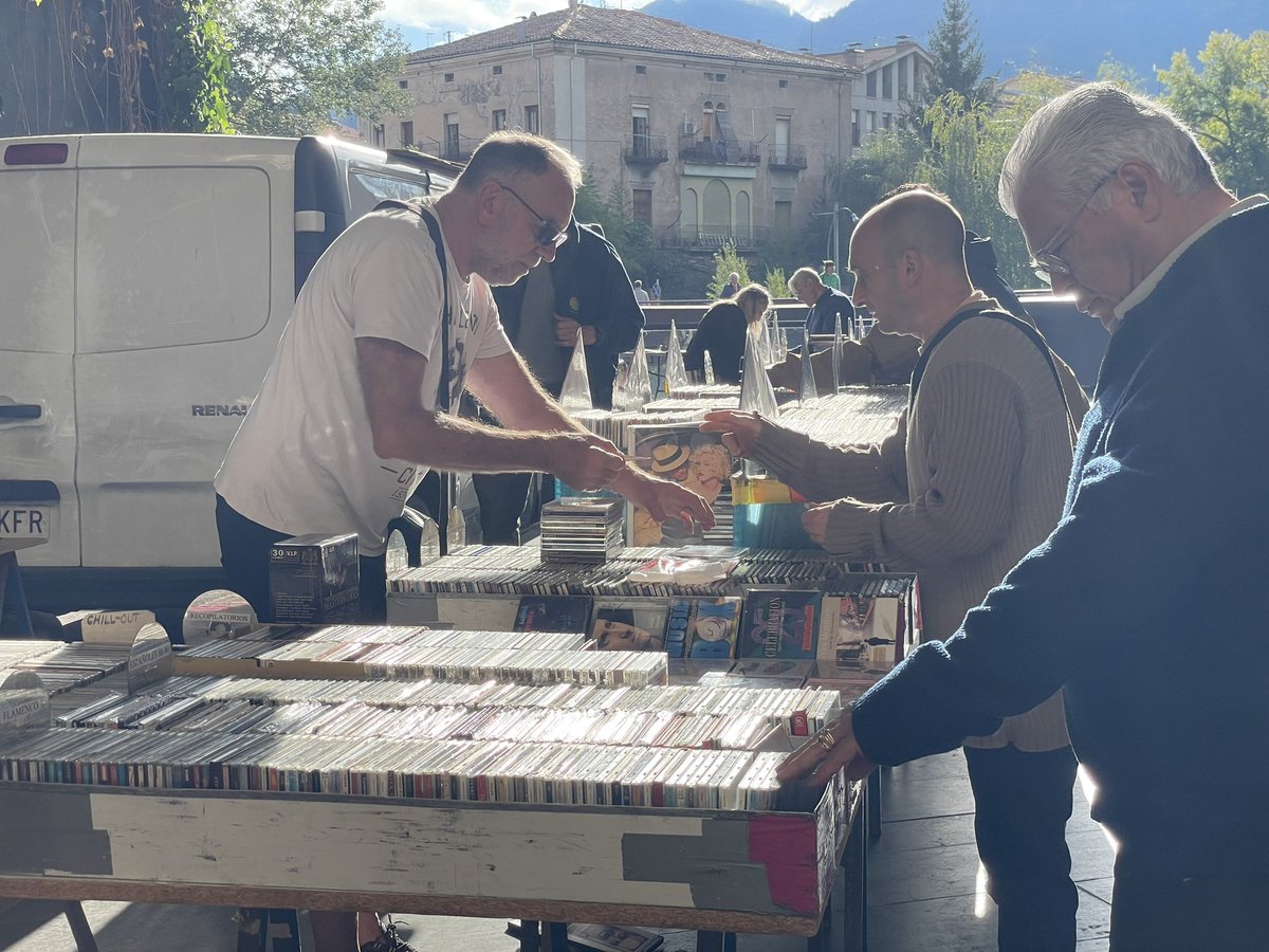 Aj_Ripoll's tweet photo. 📀 Avui durant tot el dia podeu visitar el #FiraDisc a la plaça de la Lira de #Ripoll!
👉 Compra, venda i intercanvi de vinils, CD, DVD, pósters… molt per triar i remenar. https://t.co/PxbqhwqdNh