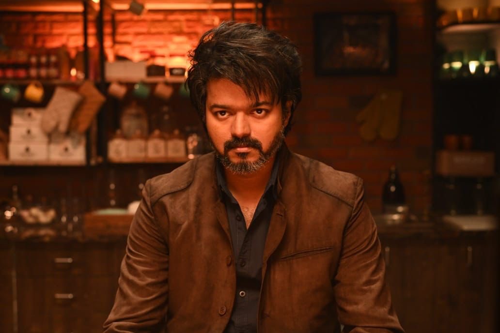 Anand_feb26's tweet photo. The strange look and smile #Parthiban aka #Leo Das utters when he heard killing spree has something to do in his transformation from Leo Das to Parthiban. Vikram 2 connect maybe 🔥💯 what a master craftsman @Dir_Lokesh 💯💯💯💯🔥🔥🔥🔥 https://t.co/zxCKV2Pj7C