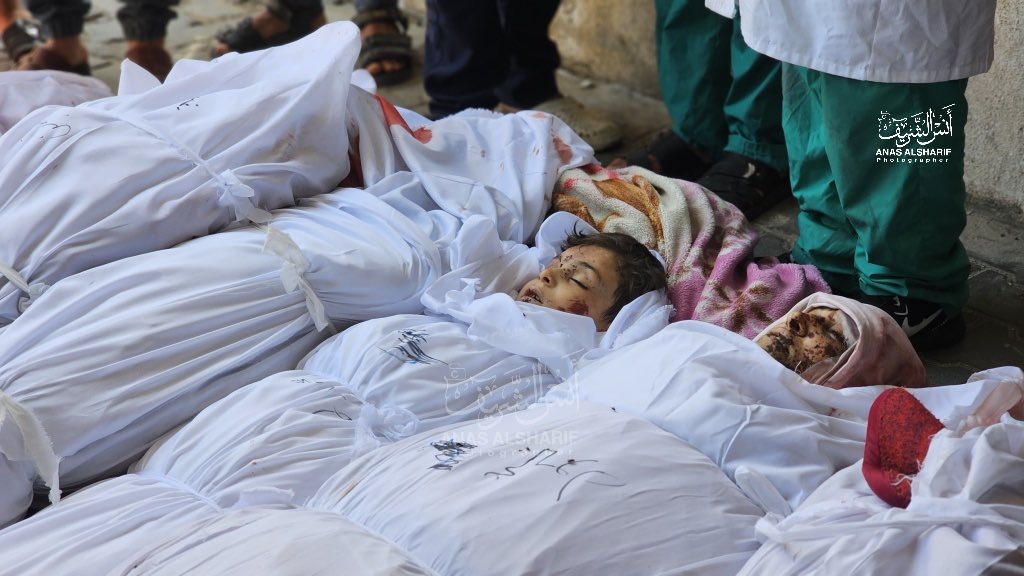 Rafael_Narbona's tweet photo. LA DESTRUCCIÓN DEL PUEBLO PALESTINO

La sangre inocente derramada por Israel en Gaza ya es inseparable de nombres como Benjamin Netanyahu, Joe Biden y Ursula von der Leyen. El genocidio no sería posible sin el apoyo de EEUU y la UE. El ataque contra la población civil palestina no es un acto de defensa, sino un crimen de lesa humanidad que se está perpetrando impunemente ante los ojos del mundo. La incursión de Hamas en la frontera y los kibutz ha permitido realizar el viejo anhelo israelí de llevar a cabo una limpieza étnica en los territorios ocupados. La venganza no está amparada por las leyes internacionales y, tras quince años de bloqueo, era previsible que se produjera una explosión de violencia.

Los palestinos tienen derecho a resistir la ocupación, pero ese derecho no incluye masacrar a civiles desarmados. Occidente se ha desentendido de su suerte. Considera inaceptable que Putin invada Ucrania y asesine civiles, pero respalda los crímenes de Netanyahu, un político autoritario y corrupto. Esa asimetría sería inviable sin la islamofobia promovida por la derecha. Se ha deshumanizado a los árabes, como en el pasado se deshumanizó a los judíos. La cultura occidental se ha construido alimentando el odio al otro. Su objetivo ha sido crear una sociedad homogénea con una prosperidad basada en el saqueo de los recursos situados más allá de sus fronteras. El colonialismo no ha desaparecido. Las multinacionales sigue apropiándose la riqueza de los países subdesarrollados.

La Unión Europea ha violado sus propios valores, permitiendo que algunos países prohibieran las manifestaciones a favor de Palestina. Los medios de comunicación se han alineado con esta postura, suscribiendo la versión del gobierno israelí sobre la masacre del Hospital Bautista Al-Ahli de Gaza. Los cohetes de la Yihad Islámica y Hamás carecen de la potencia necesaria para causar centenares de víctimas. Todo apunta que la matanza ha sido causada por un misil israelí. El gobierno israelí sabe que este incidente no le favorece y por eso está preparando una regulación de emergencia para cerrar los medios de comunicación que “pongan en peligro la seguridad nacional”, es decir, que critiquen sus constantes violaciones de los derechos humanos. 

La guerra de Ucrania y el ataque contra la Franja de Gaza han evidenciado que vivimos en democracias deficitarias. Los medios de comunicación generalistas cada vez son más sesgados y las democracias aprueban leyes -como la famosa ley Mordaza- para reprimir las protestas. La sangre inocente vertida en Gaza refleja la deriva autoritaria de Occidente. La destrucción del pueblo palestino nos perjudica a todos. No solo por la inestabilidad que provocará en el terreno de la economía y la seguridad, sino porque menoscaba nuestra libertad y degrada nuestra dignidad. Todos morimos un poco cuando alguien le quita la vida a un inocente.

Rafael Narbona