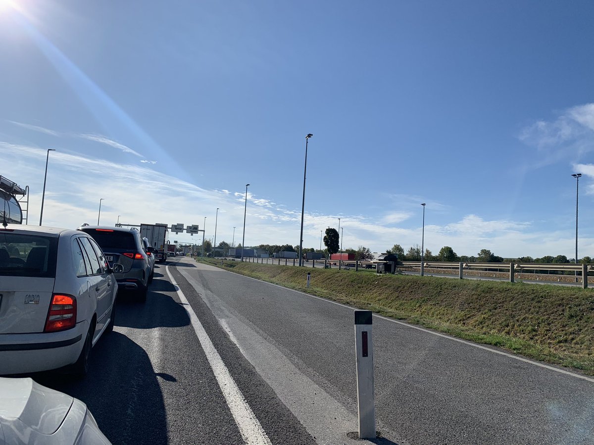 Mechurova_CT's tweet photo. Rakušané pokračují v kontrolách na hranici kvůli nelegální migraci. Konkrétně na hraničním přechod Mikulov-Drasenhofen je v sobotu dopoledne kratší kolona aut, řidiči musí počítat se zdržením. https://t.co/tDSaiyys8L