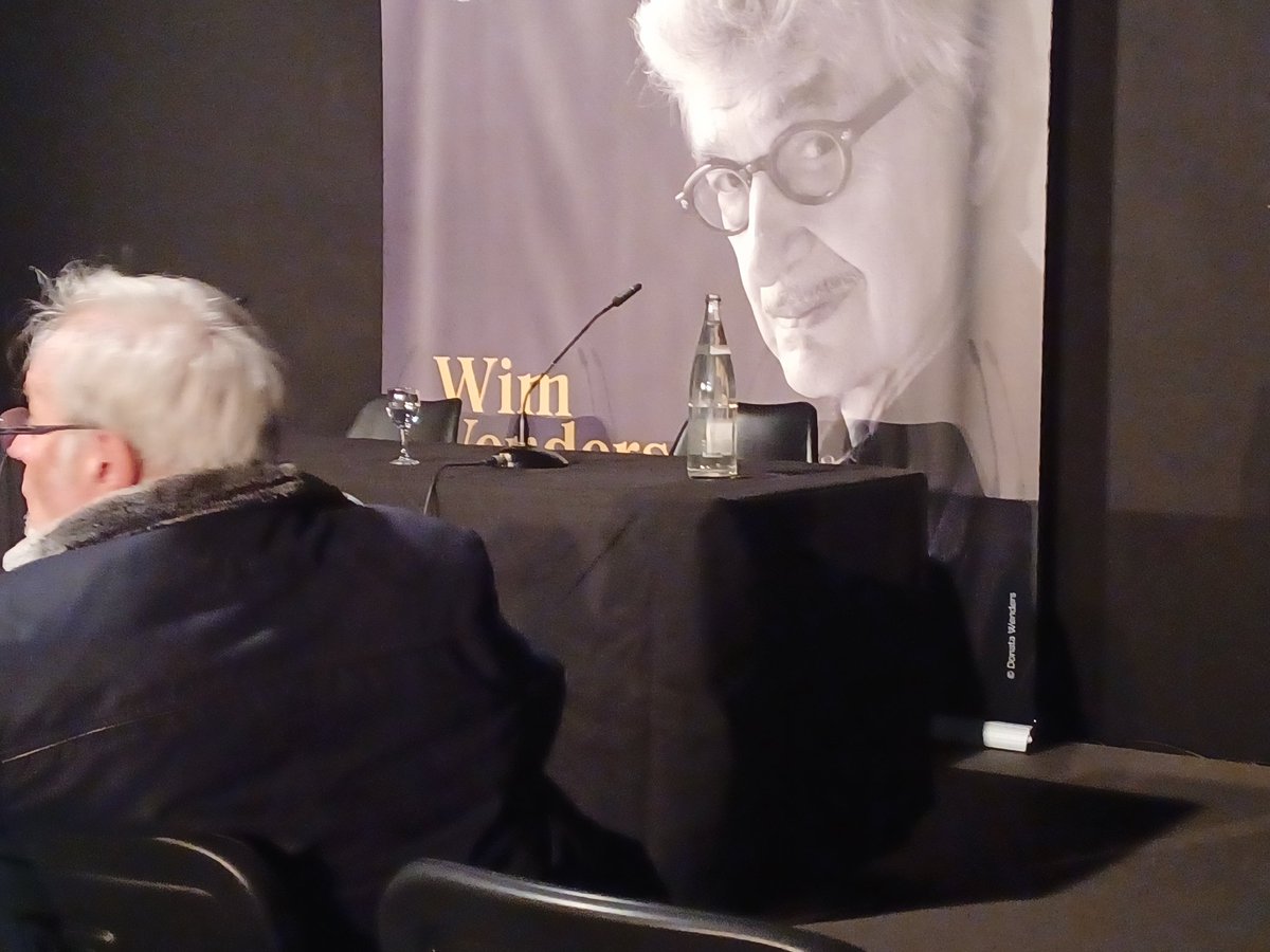 En place pour la conférence de presse de #WimWenders au @FestLumiere. Joie, plaisir et honneur d'y représenter @cliffhangertwit 😍😍
#Lumiere2023