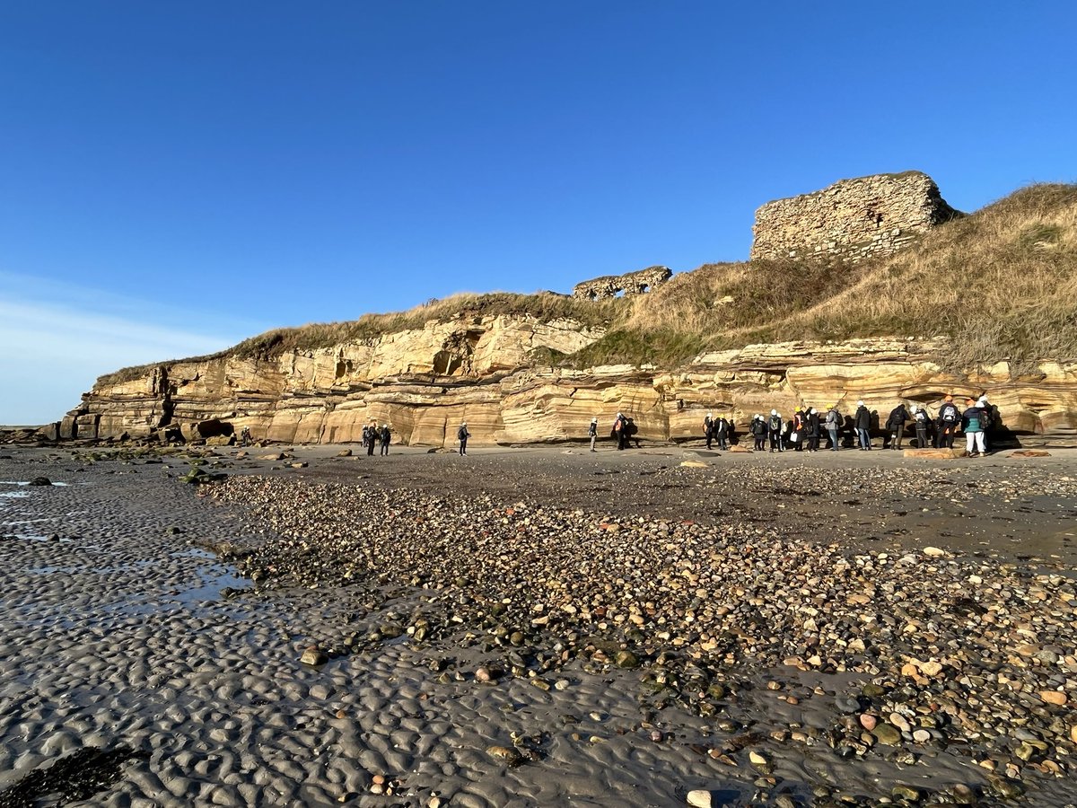 Beautiful blue sky for our MSc field trip to St Monans, a couple of days before Babet rolled in…

Mouth bar and channel deposits with Ardross Castle perched on top.