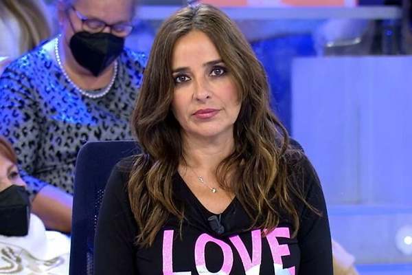 galgopuro's tweet image. Susana grabándose un video agradeciendo el apoyo para haber vuelto a la casa.

¿Que apoyo? #GHVIP21O