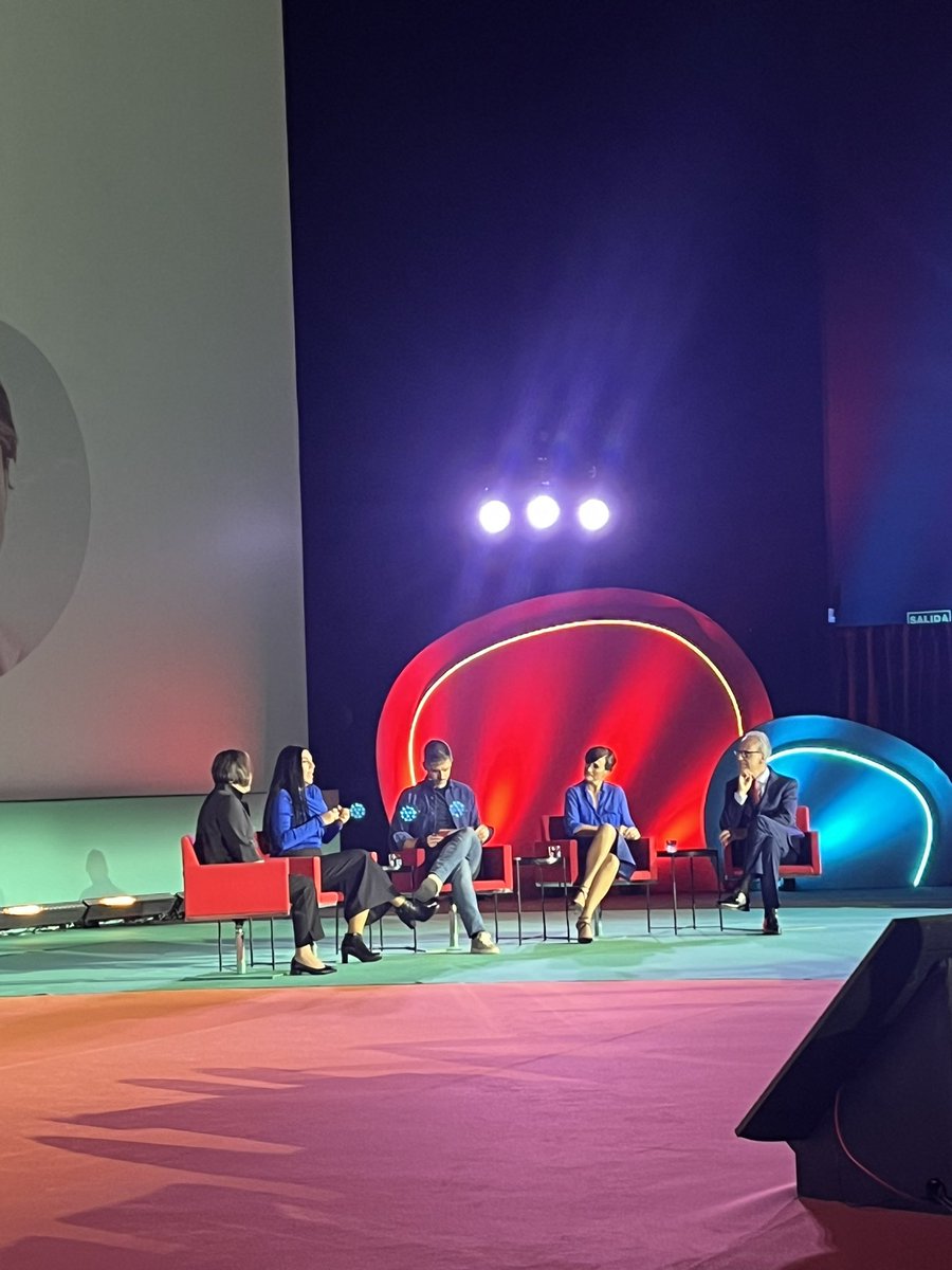 Constituida por: 

➡️Fátima Álvarez, formadora de Pensamiento Crítico y Ética 

➡️Tania García, Educadora Social y especialista en neurociencia infantil y adolescente

➡️<a href="/susanalluna/">Susana Lluna</a> especialista en estrategia digital

➡️<a href="/segundopiriz/">Segundo Píriz Durán</a>, rector de <a href="/UNIEUniversidad/">UNIE Universidad</a>