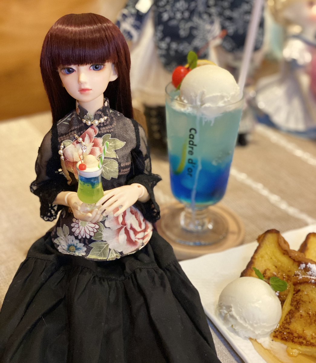 misora_seren's tweet photo. cadredorさんのクリームソーダとそっくりなミニチュアをいただいたので、みそらちゃんに持たせてみました♪

#cadredor
#dreamingdoll 
#misora 
#imda
#imdadoll 
#imda30
#gian
#babette 
#うちのこかわいい https://t.co/1yzxPezT5G