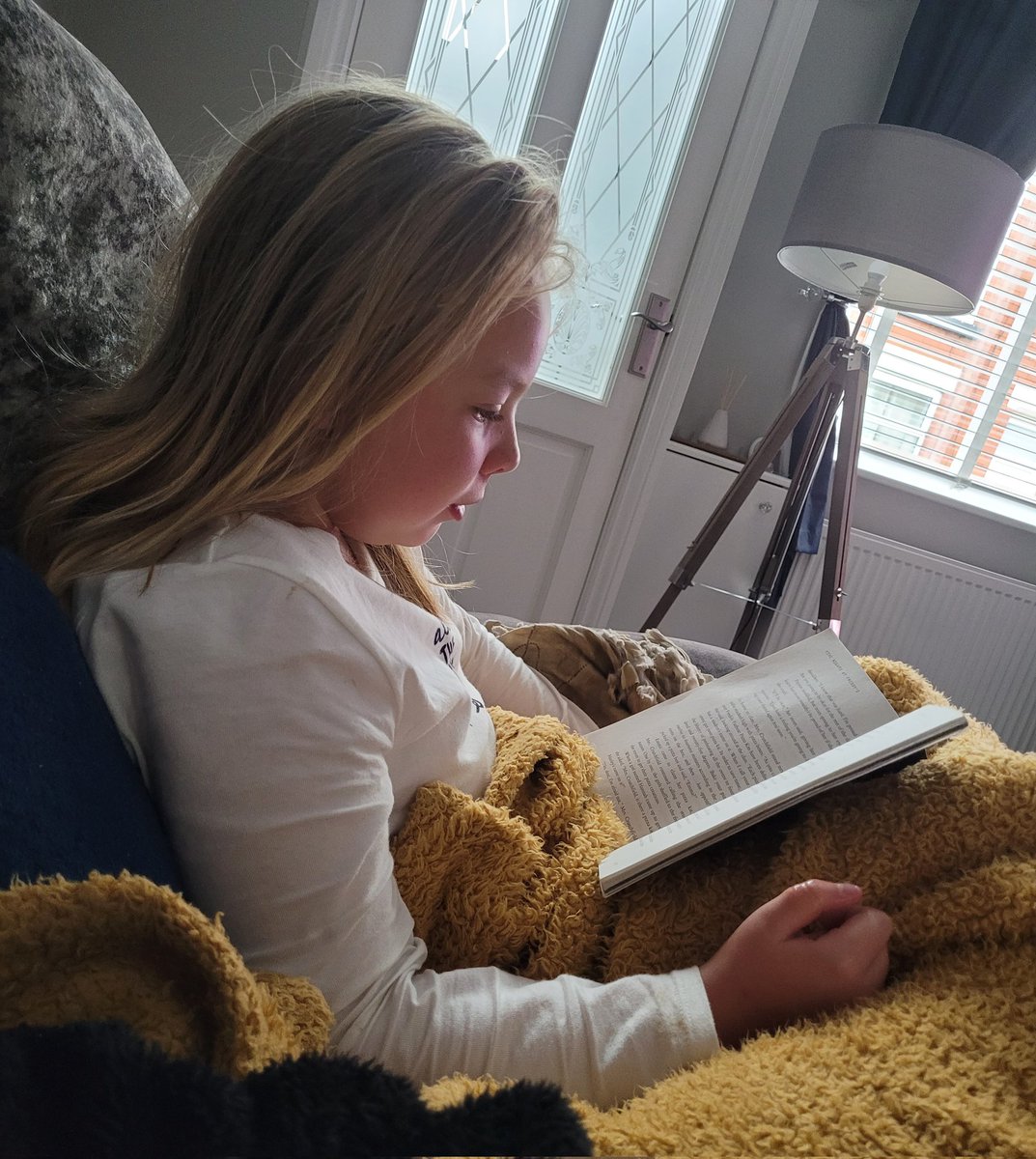staceyturner667's tweet photo. What better way to start the holidays 🥰📖 @Hoollddeenn @Inspire_Ashton @Inspired_ToRead https://t.co/zuGNO0WKhY