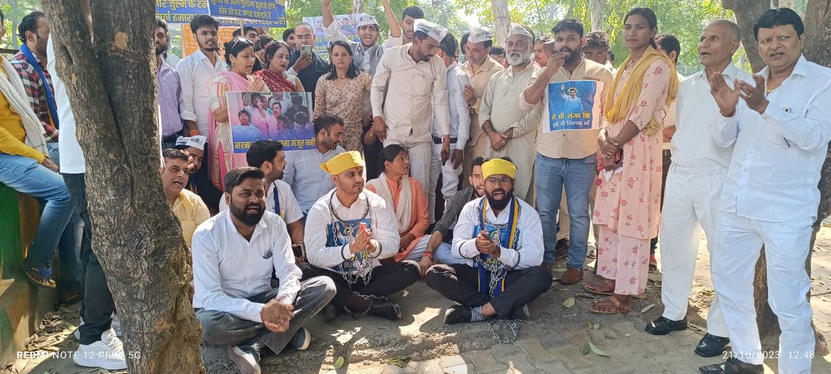 GauravNirwan6's tweet photo. मोदी की तानाशाही और सांसद @SanjayAzadSln जी की फर्जी गिरफ़्तारी के ख़िलाफ़ @AAP4Ghaziabad के साथियों जिला अध्यक्ष@sachinsharmaAAP जी के नेतृत्व में विरोध प्रदर्शन किया। 
जब-जब जुल्मी जुल्म करेगा सत्ता के गलियारों से,
चप्पा-चप्पा गूंज उठेगा इंकलाब के नारों से। https://t.co/iZAjFtNOss