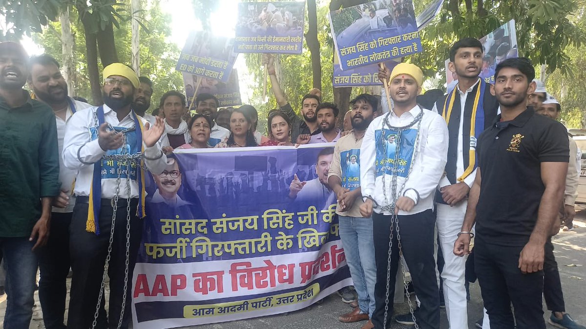 GauravNirwan6's tweet photo. मोदी की तानाशाही और सांसद @SanjayAzadSln जी की फर्जी गिरफ़्तारी के ख़िलाफ़ @AAP4Ghaziabad के साथियों जिला अध्यक्ष@sachinsharmaAAP जी के नेतृत्व में विरोध प्रदर्शन किया। 
जब-जब जुल्मी जुल्म करेगा सत्ता के गलियारों से,
चप्पा-चप्पा गूंज उठेगा इंकलाब के नारों से। https://t.co/iZAjFtNOss