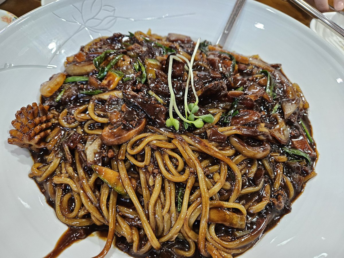 hayena486's tweet image. 오랜만에 중식😋
#해물쟁반짜장 과 #짬뽕 #탕수육 
맛없을 수 없는 조합이죠~~ㅎㅎ 

#손짜장 #삼선짬뽕
#김해진영맛집 #용궁손짜장