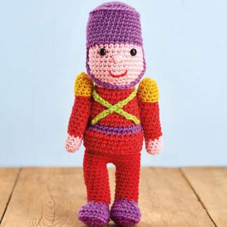Use basic crochet stitches to make Heather Gibbs’ Nutcracker! Toy soldiers are a classic Christmas emblem thanks to The Nutcracker, and their popularity has certainly been soaring in recent years. So why not make this endearing version? 💂(link in bio)