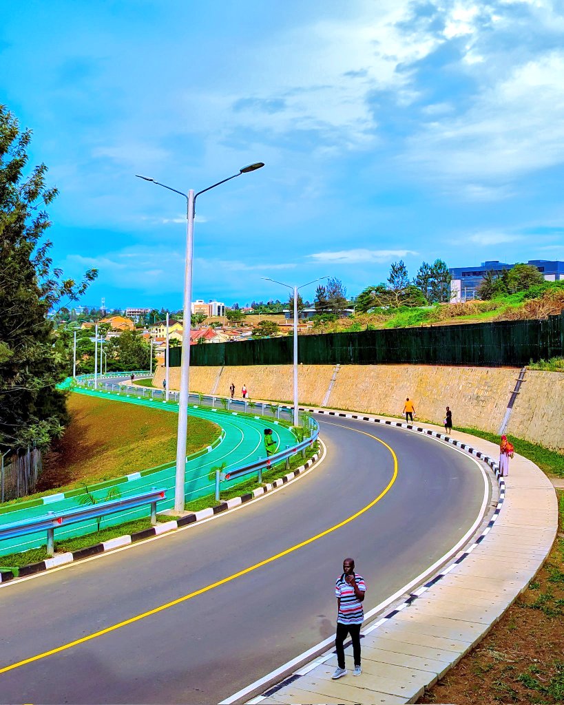 Don't be confused, this is Kigali, Rwanda – with a uniquely painted running track around the Golf Course! 🇷🇼🏃‍♀️🏃‍♂️
#RwandaIsOpen