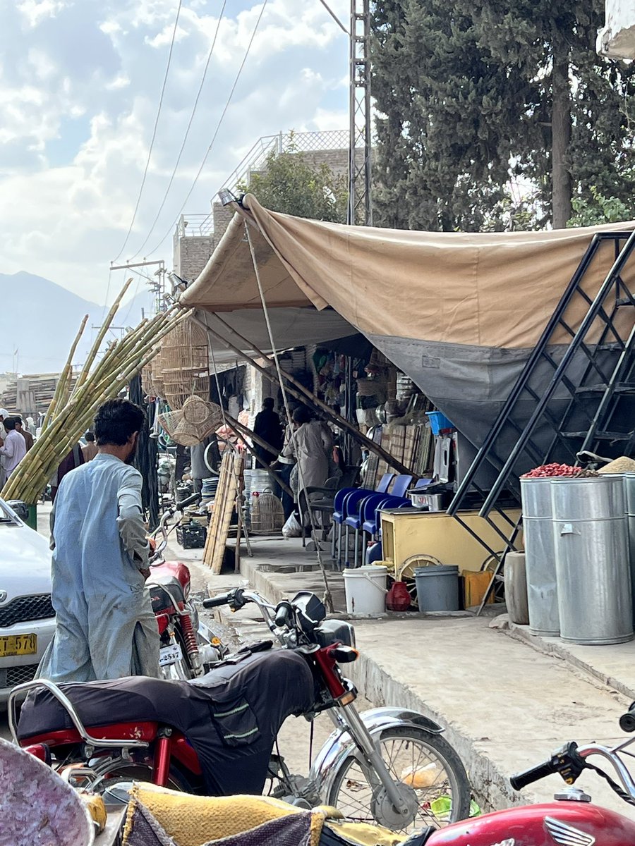 aghaafaqi's tweet photo. New ada Jama Masjid main sirki road, the whole footpath and road is occupied by the mafia and they collect illegal monthly from these occupiers. Where is civil administration and traffic police? 
@hamzashafqaat 
@DC_Quetta 
@SSPTraffic_Qta https://t.co/ockp99WrWq