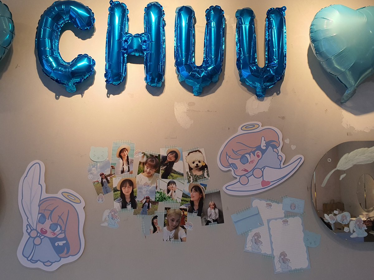 signal0403's tweet photo. #LoveletterCHUU
#지우에게_전하는_안부인사

일단 실내가 넓어서 좋았어요👍👍
그리고 출입문에 천사 사진이 한수 입니다
여기도 마찬가지로 사진이 진짜 많아요
그리고 럭드에서 1등 뽑았습니다
1등,2등,4등,5등 2개 흐뭇 했습니다
암튼 너무 좋았습니다 https://t.co/qh4arGwv04