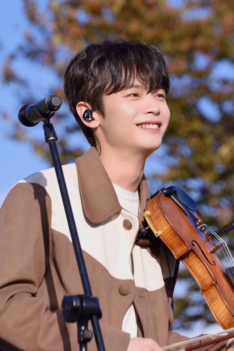 surge_613's tweet photo. 231021 사랑에 빠지기 좋은 계절 🍂 #신예찬 #루시 https://t.co/ZjHT5o9p6P