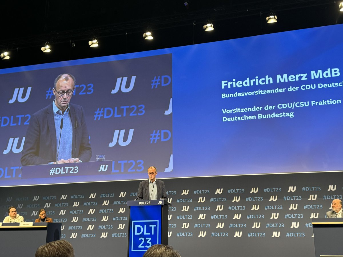 . <a href="/_FriedrichMerz/">Friedrich Merz</a> spricht ruhig, präzise und mit viel Empathie zu #Israel. Als er über die Angst junger #Juden in 🇩🇪 spricht kommen ihm die Tränen. Diese Menschlichkeit ist Wesen von #Christdemokratie u. unseres Landes. 

#DLT23 <a href="/Junge_Union/">Junge Union Deutschlands</a> #Merz