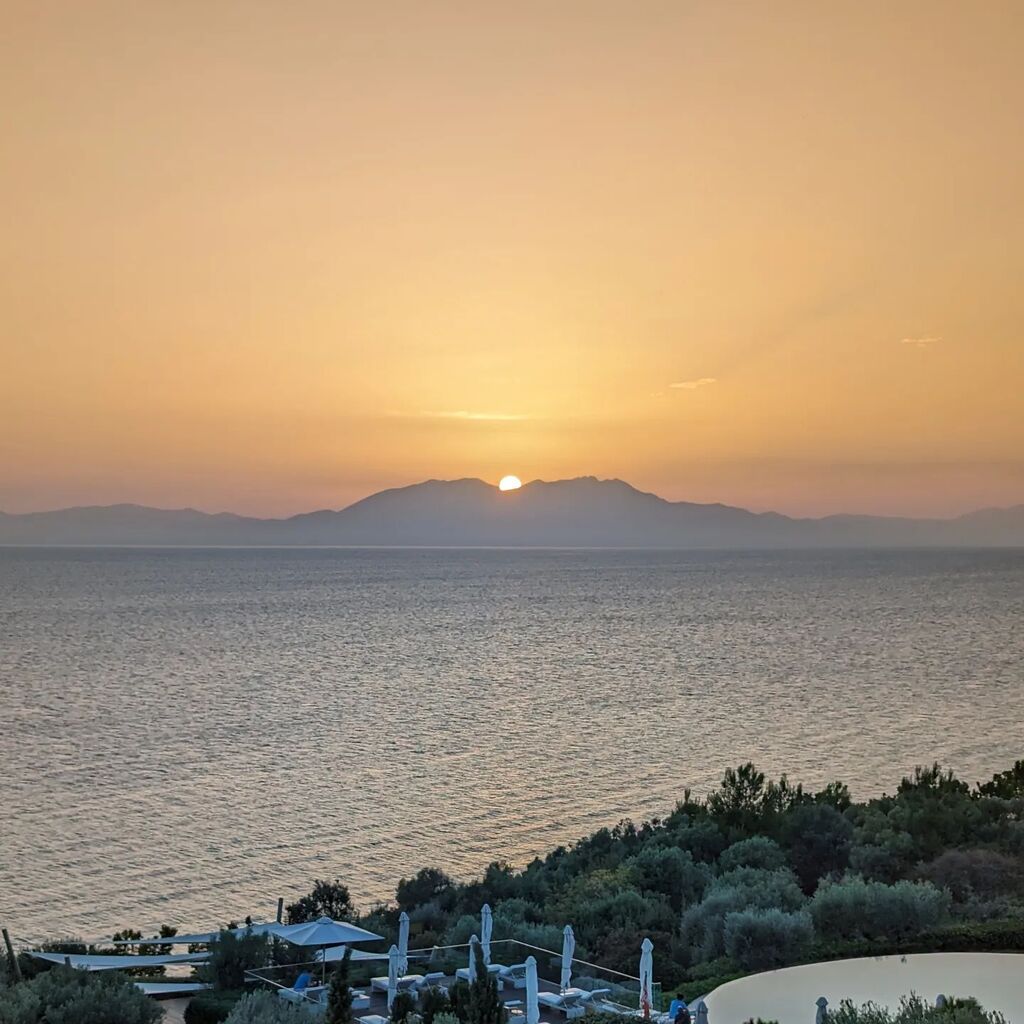 bobpullen's tweet image. Near perfect view of the sunset behind Mount Olympus last night 🌄😍 #greece #sunset #ikosoceania instagr.am/p/Cyp67TwIQ3p/