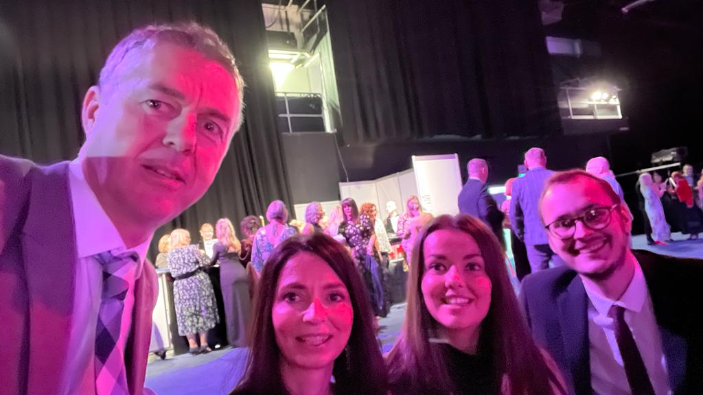 niawyn7 (@niawyn7) on Twitter photo Diolch <a href="/BetsiCadwaladr/">Betsi Cadwaladr</a> am noson hyfryd yn dathlu peth o'r gwaith caled a'r llwyddiannau yn ein bwrdd iechyd. Diolch arbennig i'r tim SSIR a ESD yn y dwyrain am fy enwebu. Allwn i ddim bod balchach o gael yr anrhydedd i gydweithio gyda chi i ddatblygu y gwasanaeth adfer stroc. Diolch <a href="/BetsiCadwaladr/">Betsi Cadwaladr</a> am noson hyfryd yn dathlu peth o'r gwaith caled a'r llwyddiannau yn ein bwrdd iechyd. Diolch arbennig i'r tim SSIR a ESD yn y dwyrain am fy enwebu. Allwn i ddim bod balchach o gael yr anrhydedd i gydweithio gyda chi i ddatblygu y gwasanaeth adfer stroc.